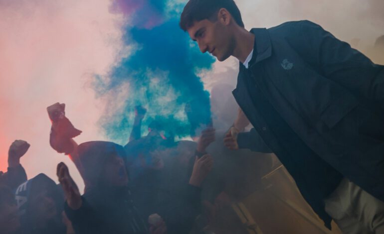 Los futbolistas de la Real se bajan del autocar y agradecen con aplausos a su afición el impresionante recibimiento