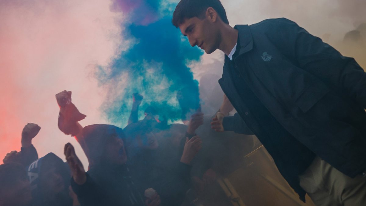 Los futbolistas de la Real se bajan del autocar y agradecen con aplausos a su afición el impresionante recibimiento