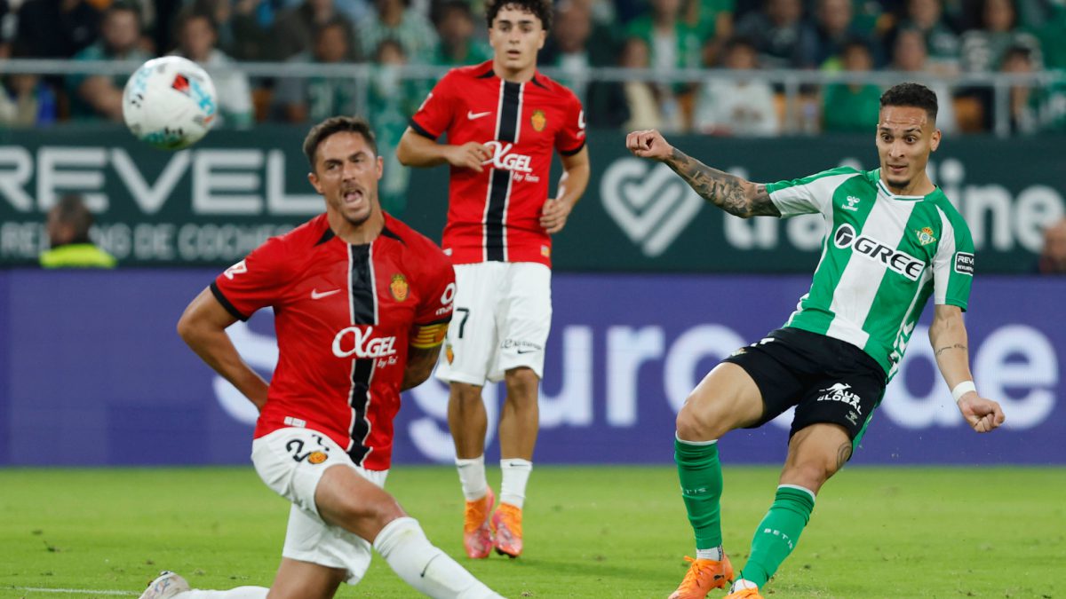 Antony pulveriza en el Betis sus registros con el Manchester United