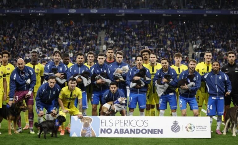 el Espanyol sale al campo con 11 jugadores y 11 perros