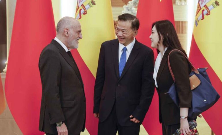 Tebas impulsa LaLiga en China en la delegación del viaje de los Reyes de España