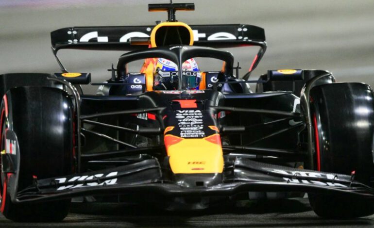 Norris y Piastri se quedan al fondo y dominan Russell y Verstappen
