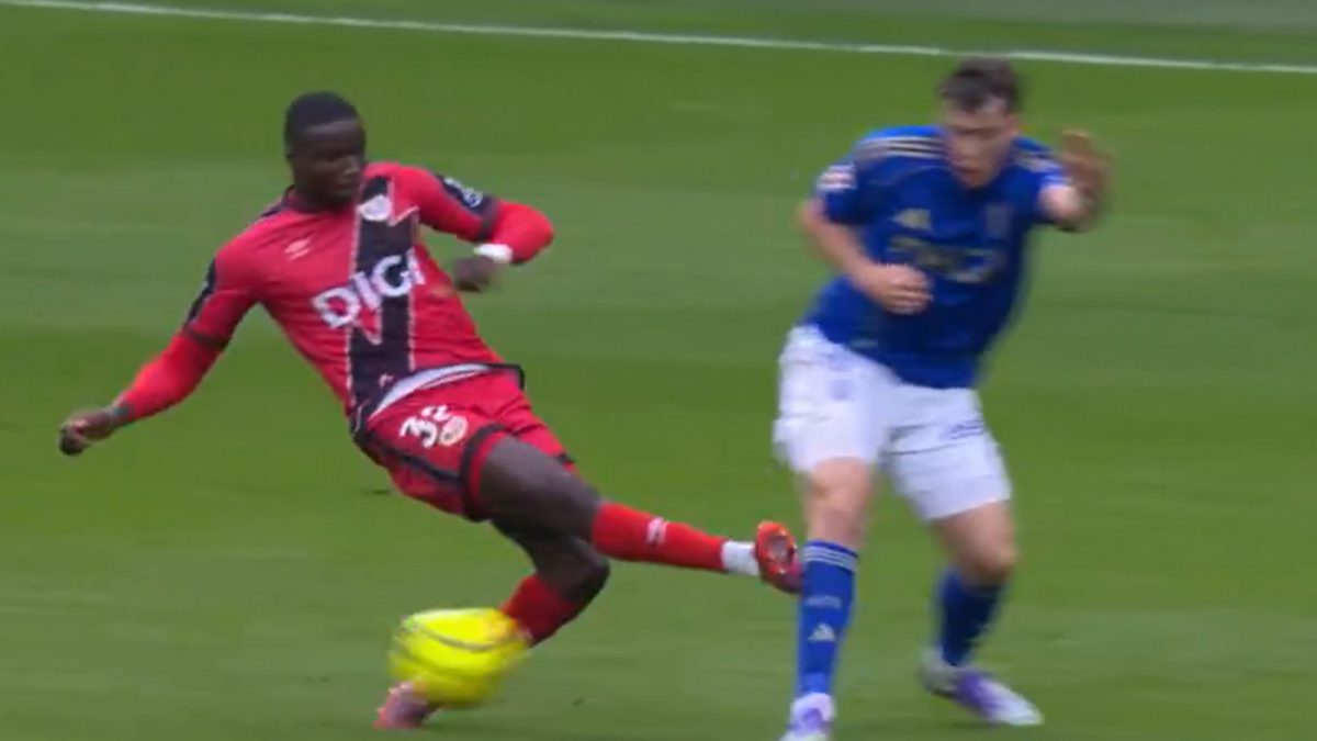Fede Viñas recibió puntos para cerrar un ‘taco’ de Mendy… y siguió jugando