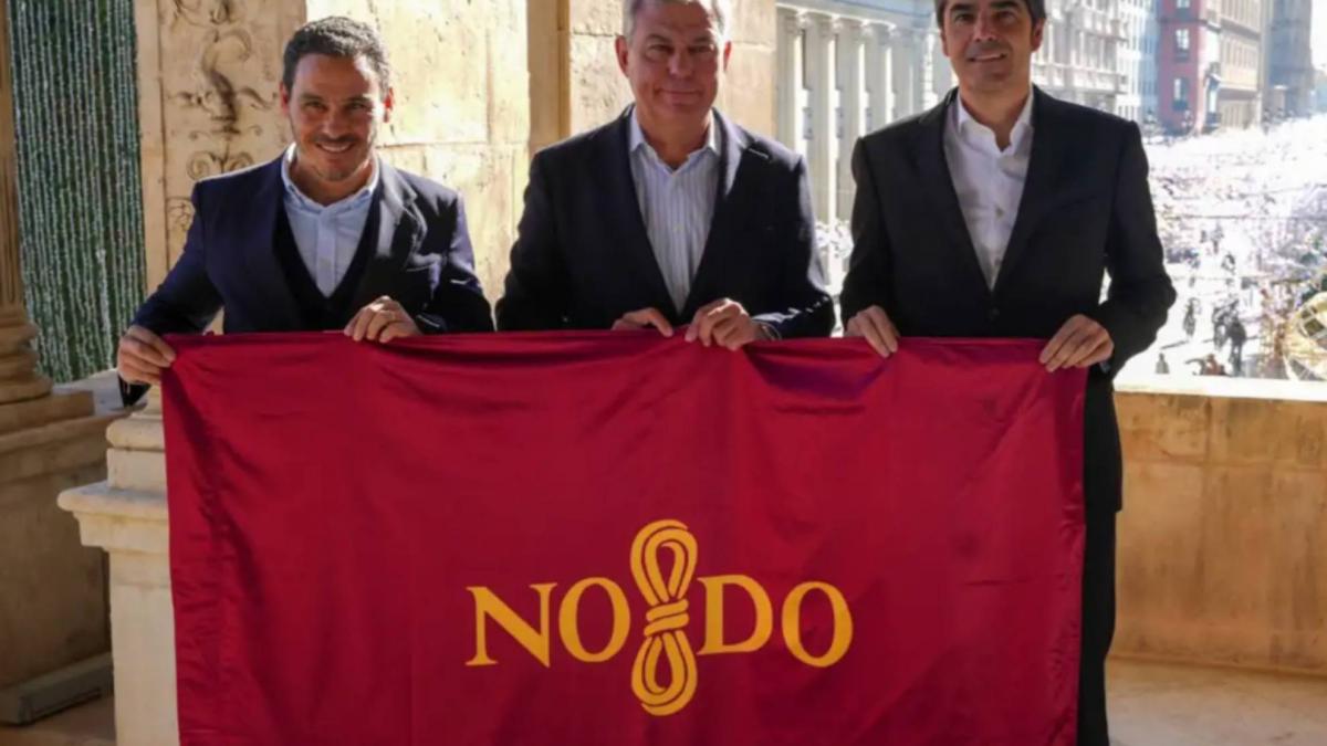 Del Nido Carrasco y Haro posan con el alcalde de Sevilla antes del derbi