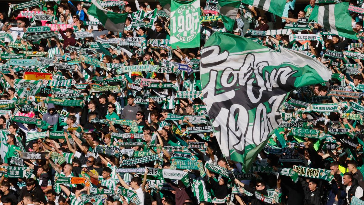 El Betis se da un baño de masas en La Cartuja antes del derbi