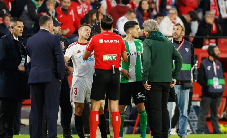El derbi sevillano, suspendido temporalmente por lanzamiento de objetos al campo