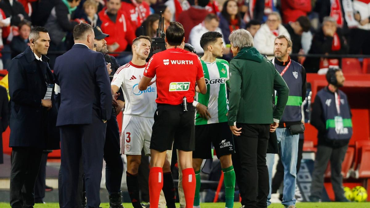 El derbi sevillano, suspendido temporalmente por lanzamiento de objetos al campo