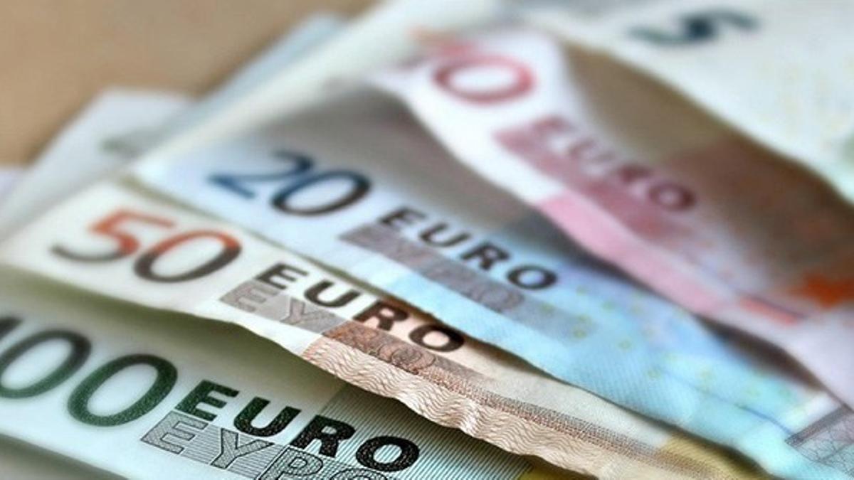 El 47% de los jóvenes españoles tiene más efectivo en casa desde el apagón que antes, según Denaria y GAD3