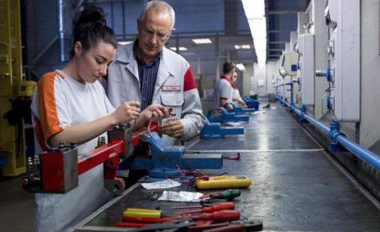 Trabajo reduce de dos a un año la duración máxima de un contrato de formación