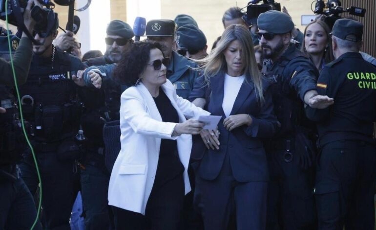 Maribel Vilaplana llega a los juzgados de Catarroja ante la máxima expectación sin hacer declaraciones