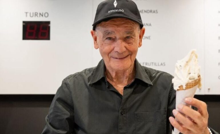 El secreto de Agustín, el niño que pastoreaba ovejas en Belmonte y lleva más de 60 años de éxito haciendo helados en Buenos Aires: “Soy un afortunado”