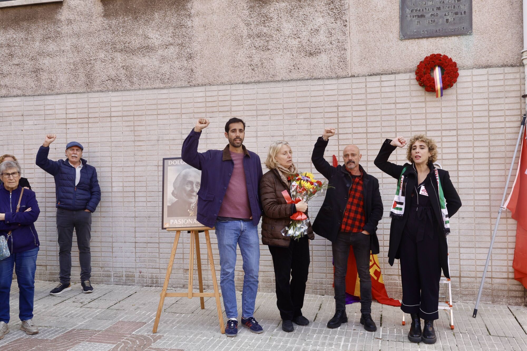 Ofrenda floral en la placa dedicada a "La Pasiflora". Organizan IU y CC OO y estará la nieta.