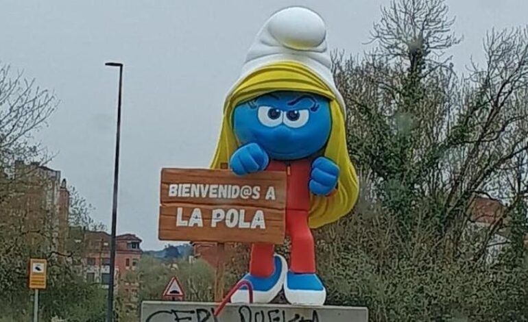 Vandalizan con insultos al Alcalde de Siero la Pitufina Karateka que da la bienvenida a la Pola