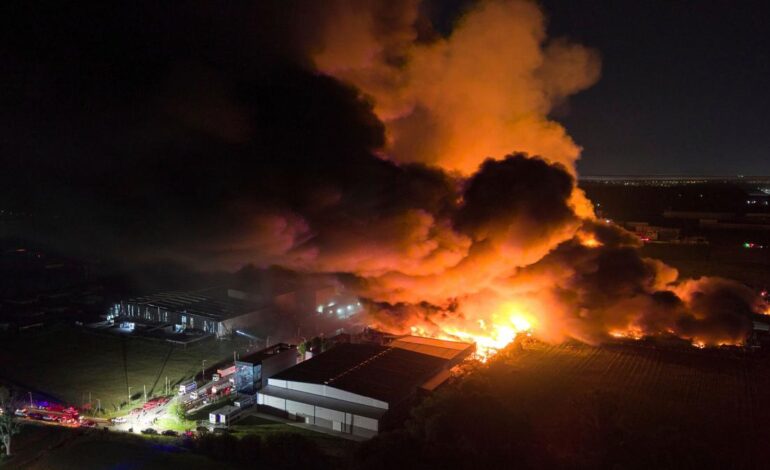 Una fuerte explosión en una zona industrial cerca del principal aeropuerto de Argentina deja al menos 15 heridos