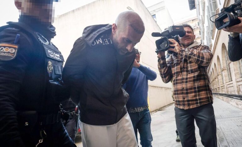 El fiscal pide 27 años de cárcel por asesinar a cuchilladas a su pareja ante su hija de dos años mientras conducía en Palma