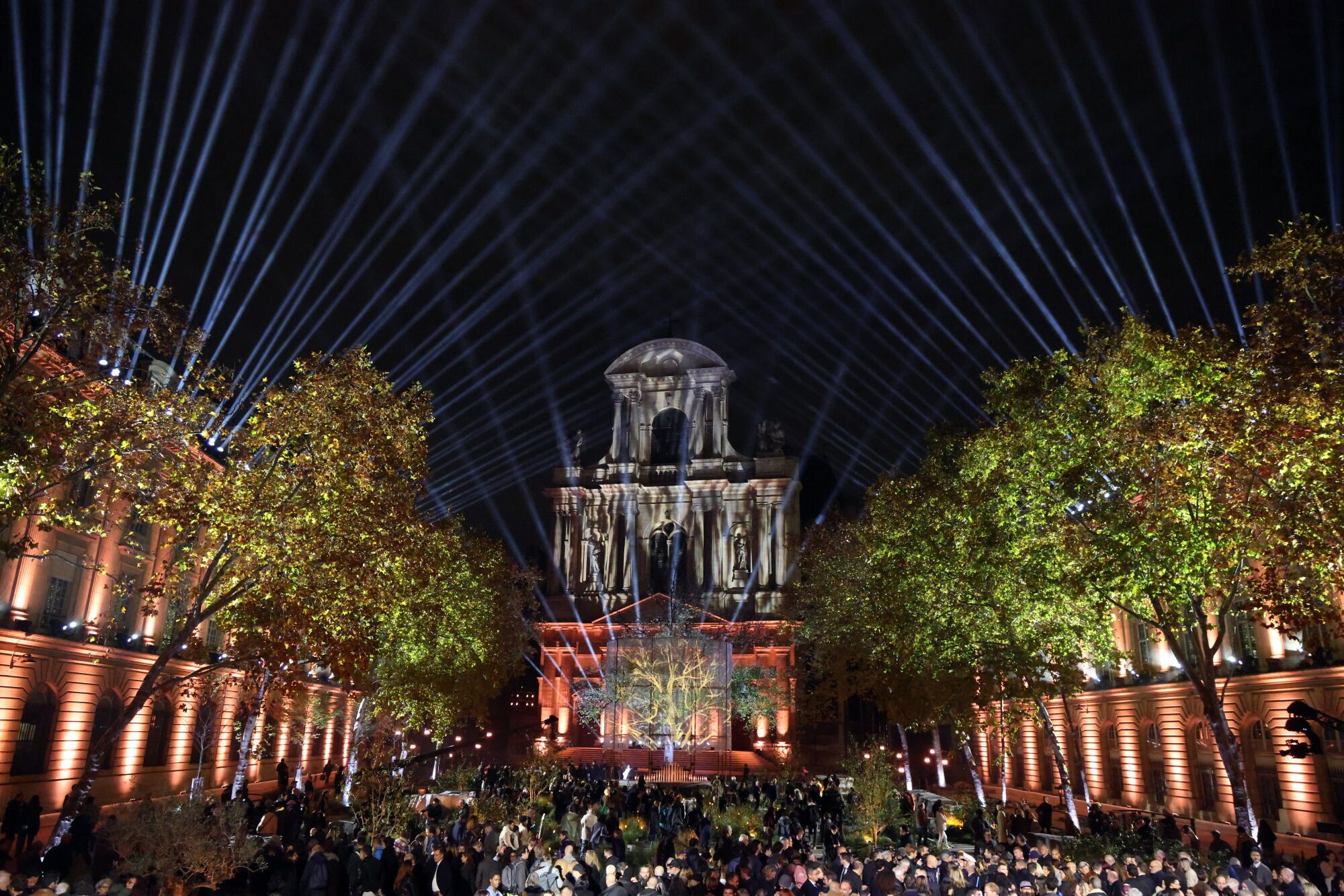 Homenaje a las víctimas de los atentados del Bataclan.