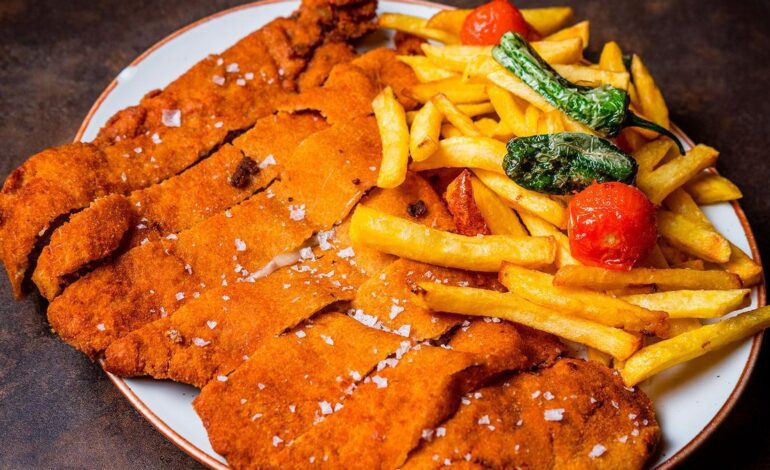 El templo del cachopo está en una céntrica plaza donde también arrasan los calamares