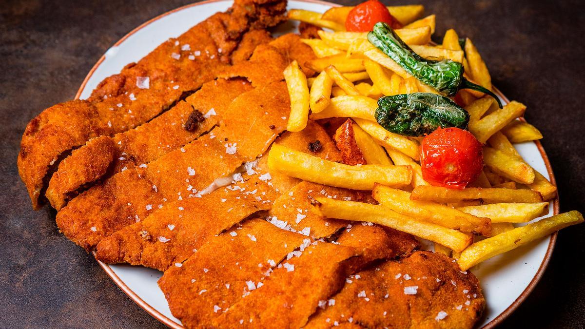 El templo del cachopo está en una céntrica plaza donde también arrasan los calamares