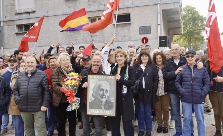 Dolores Ibárruri, un corazón «siempre» de vuelta a Asturias: así fue la ofrenda floral que se le brindó en Gijón: en imágenes