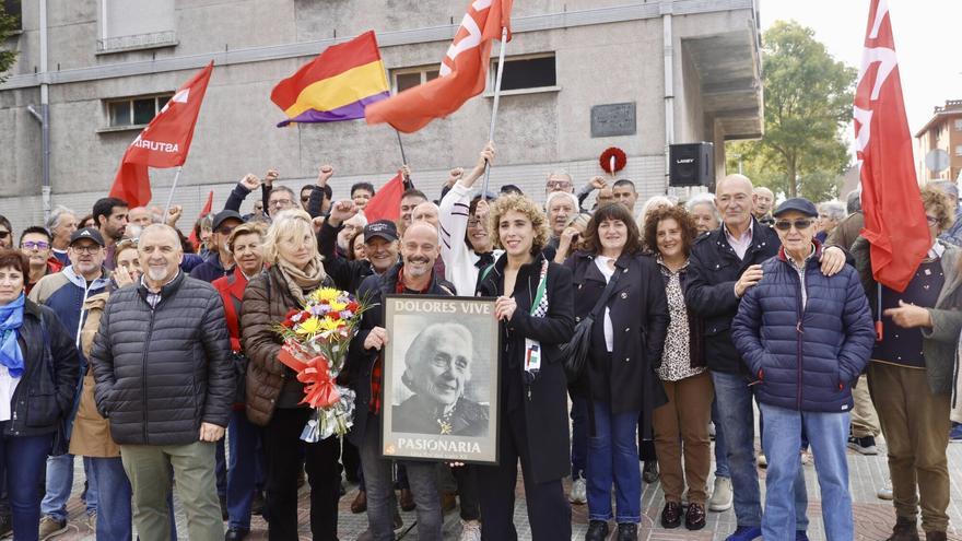 Dolores Ibárruri, un corazón «siempre» de vuelta a Asturias: así fue la ofrenda floral que se le brindó en Gijón: en imágenes