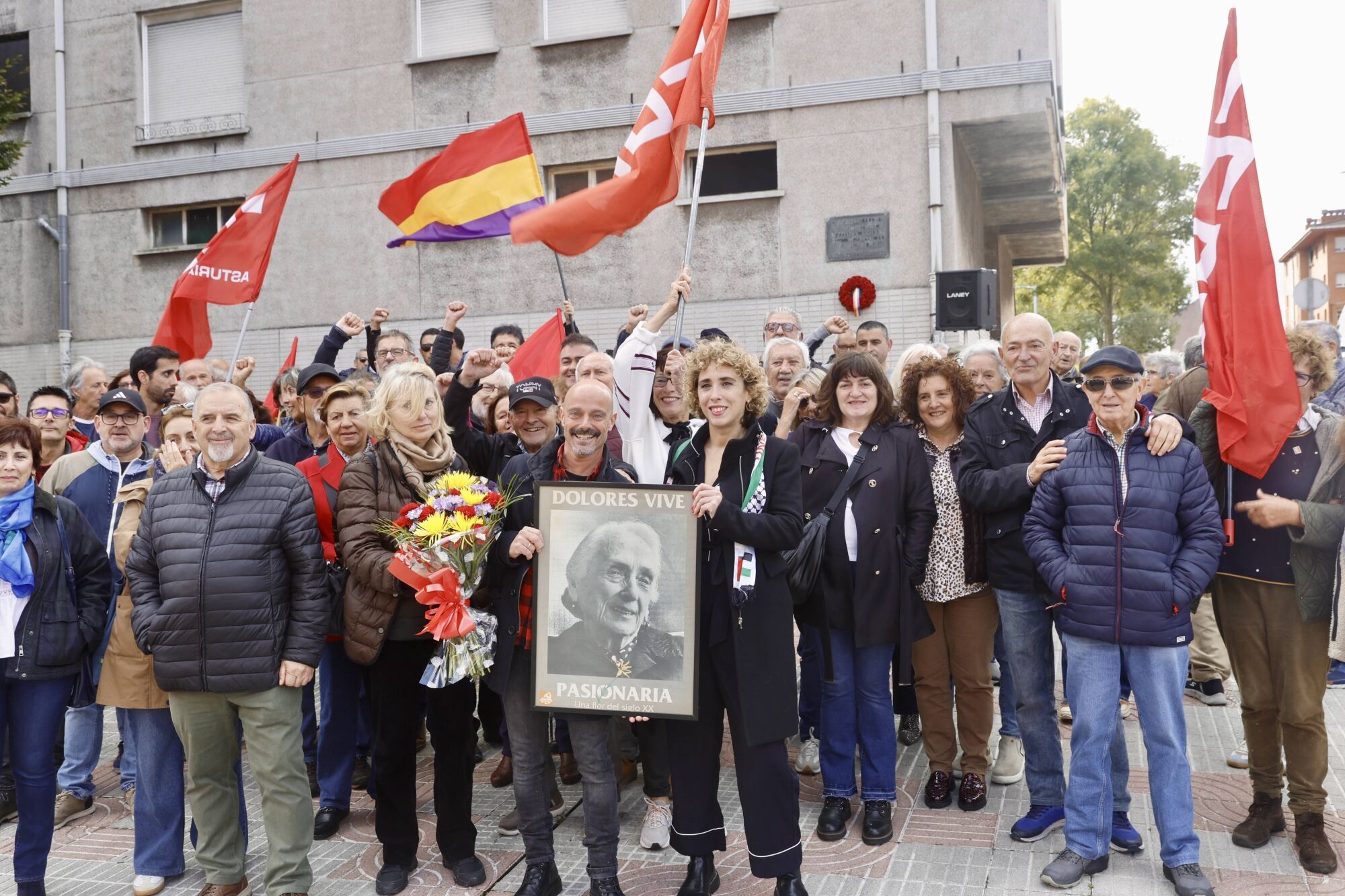 Ofrenda floral en la placa dedicada a "La Pasiflora". Organizan IU y CC OO y estará la nieta.