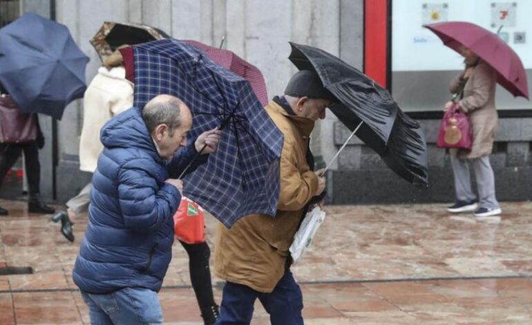 Emergencias pone en alerta a todos los asturianos: "Cierre ventanas y puertas, y aléjese de cornisas, muros y árboles"