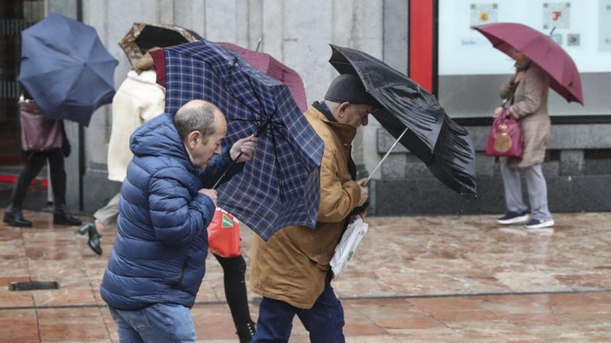 Emergencias pone en alerta a todos los asturianos: "Cierre ventanas y puertas, y aléjese de cornisas, muros y árboles"