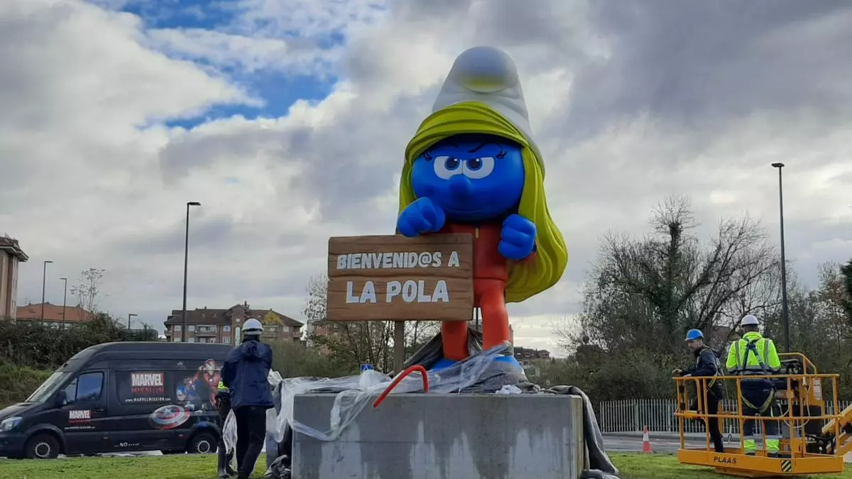La Pitufina gigante llega a La Pola: comienza la instalación de la figura que dará la bienvenida a la capital de Siero desde el acceso a la Carretera de la Minería