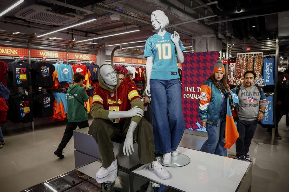 Vista de la tienda oficial de la NFL que ofrece productos de los 32 equipos de la competición en Madrid.