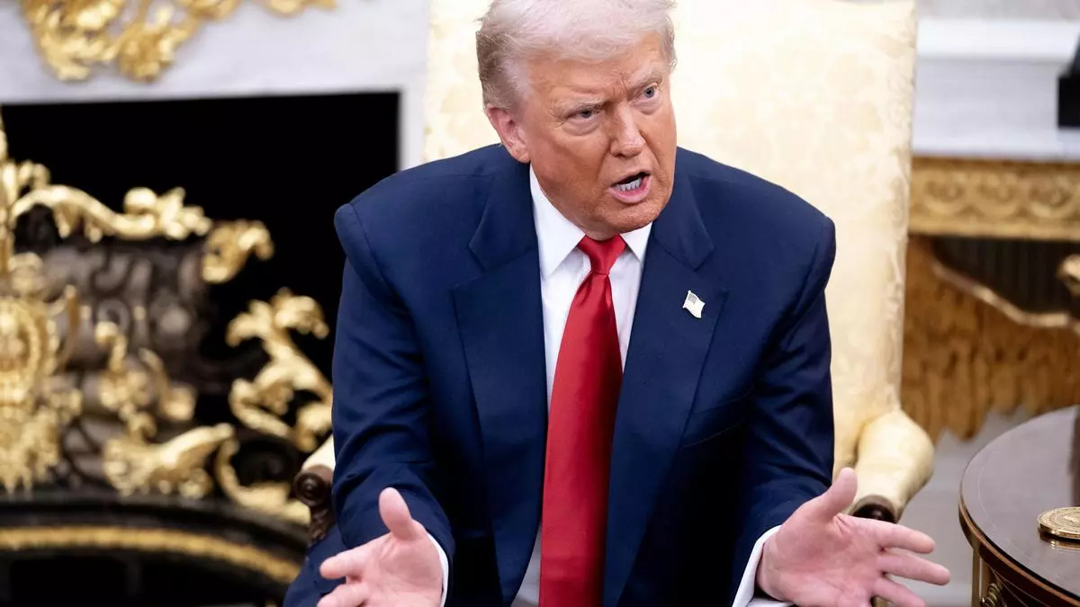 Trump insulta a periodista que le preguntó sobre el caso Epstein: "Silencio, silencio, cerdito."