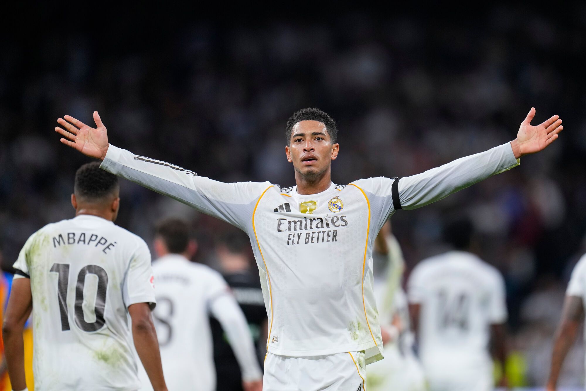 Jude Bellingham, del Real Madrid, celebra tras anotar el tercer gol de su equipo durante el partido de fútbol de la Liga española entre Real Madrid y Valencia en Madrid, España, el sábado 1 de noviembre de 2025. (Foto AP/Manu Fernández)