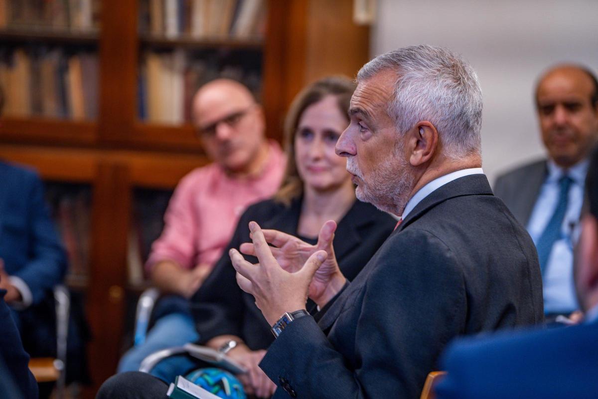 Stefano Sannino y Dolors Camats, directora de la Fundació Catalunya Europa, durante los Puentes Europeos organizados por EL PERIÓDICO.