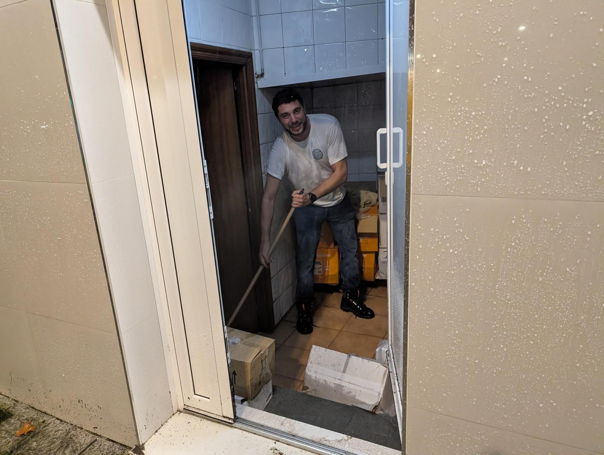 En imágenes: Locales inundados, contenedores flotantes y calles cerradas por las intensas lluvias en Avilés