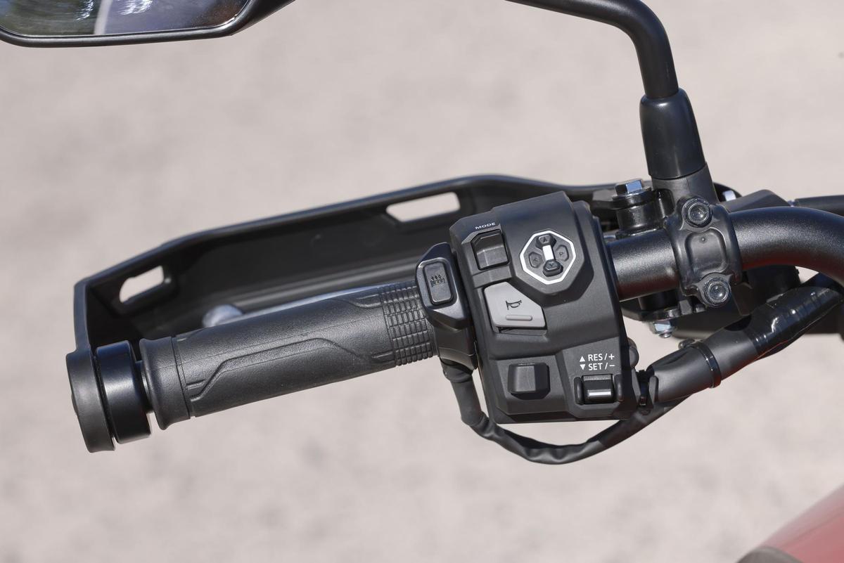 El manillar ancho ofrece un buen apalancamiento y promueve un control preciso, incluso cuando se conduce con alegría.