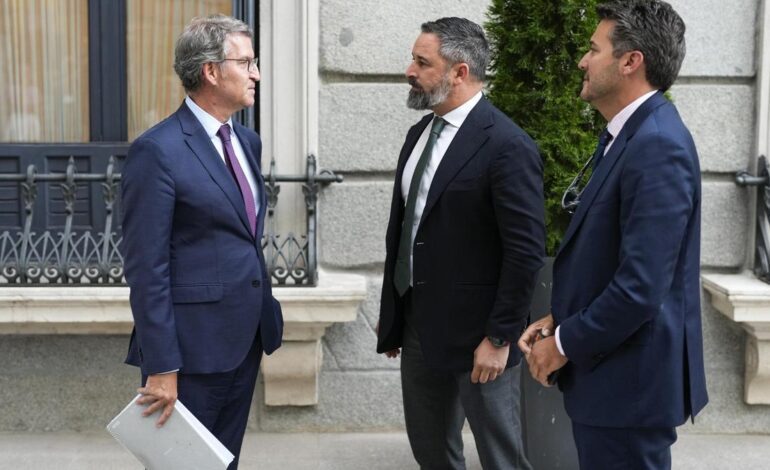 Feijóo y Abascal desandan el camino de su enfrentamiento para evitar el adelanto en la Comunidad Valenciana que pide Sánchez