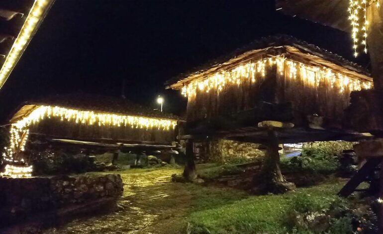 miles de luces serpentean por las paredes de casas, hórreos, cocheras y cuadras