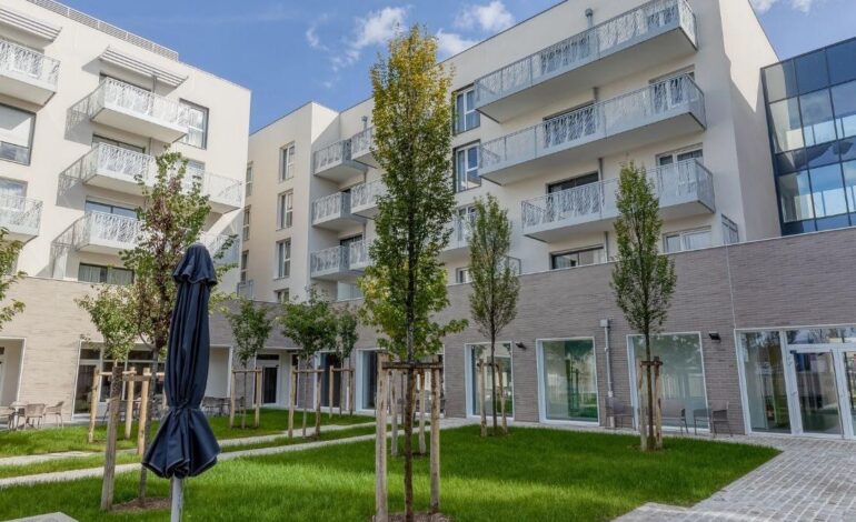 Azora entra en Francia con la compra a Grupo Emeis de 1.850 apartamentos para personas mayores independientes