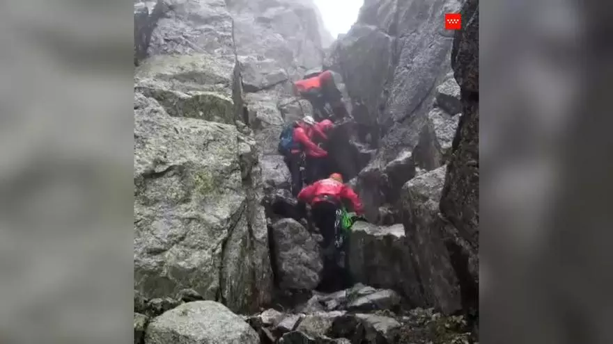 Un senderista de 32 años fue rescatado tras caer y quedar atrapado en Guadarrama