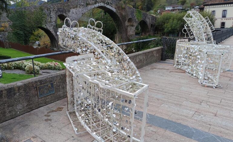 ALUMBRADO NAVIDAD CANGAS | La Navidad llega por adelantado a Cangas de Onís (y hasta tiene su propio sello)