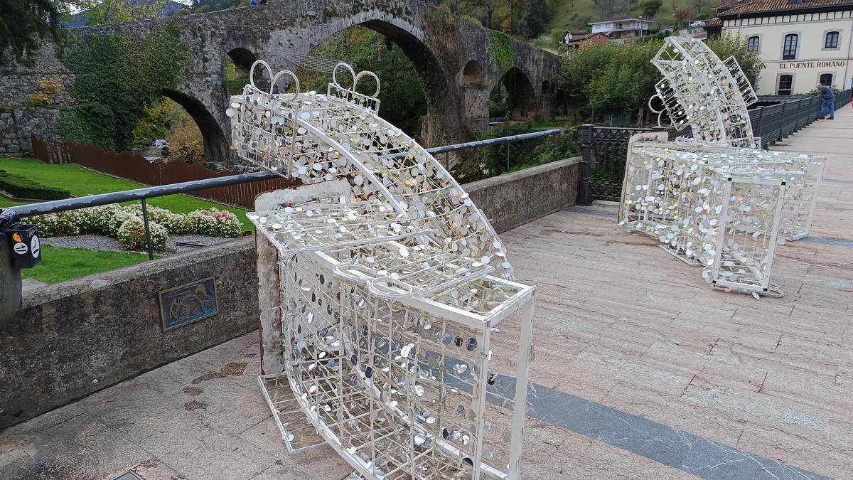 ALUMBRADO NAVIDAD CANGAS | La Navidad llega por adelantado a Cangas de Onís (y hasta tiene su propio sello)