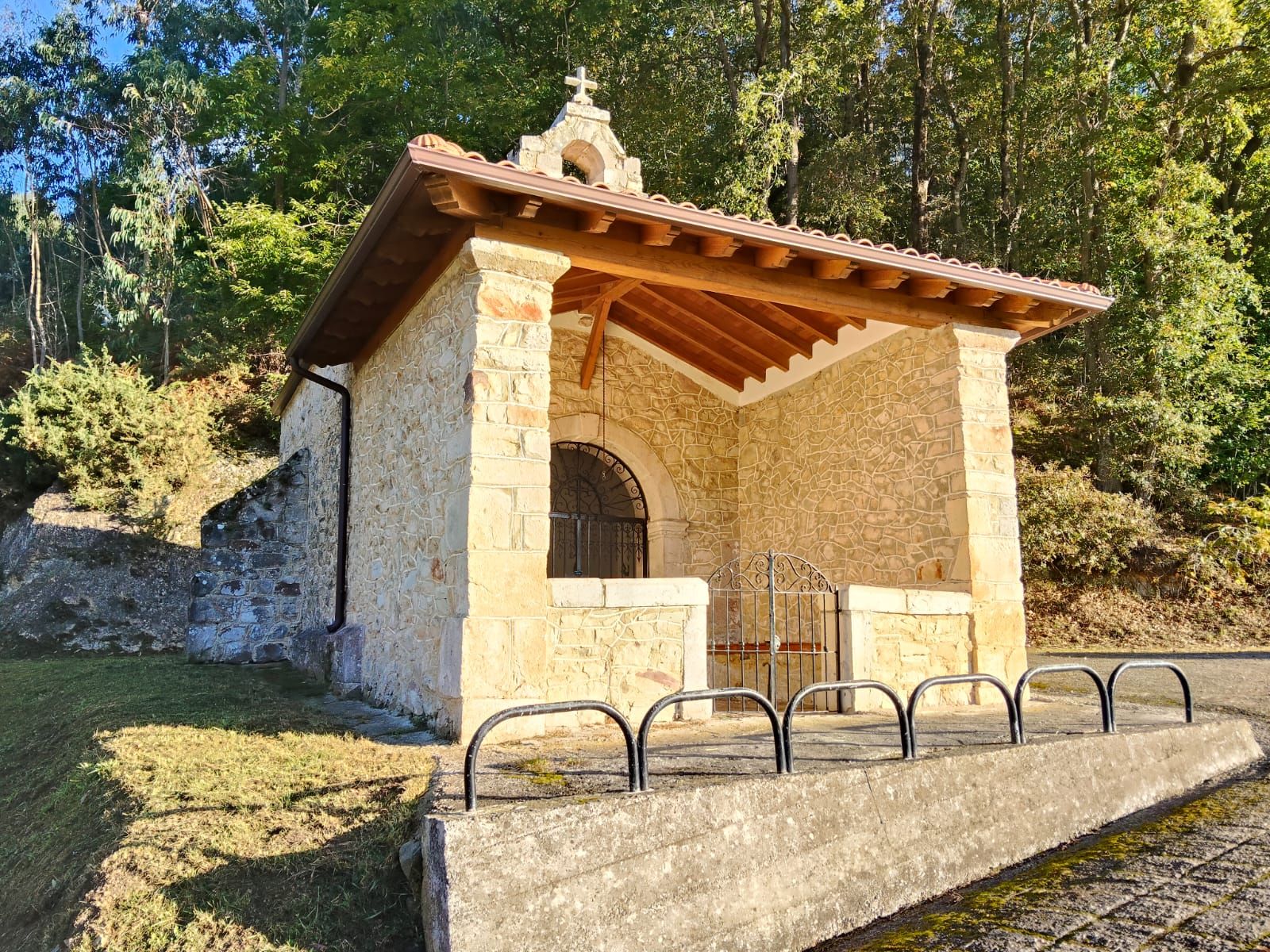 Trabajos de desmonte y limpieza de los núcleos urbanos del Valle Oscuru y San Roque, en Llanes