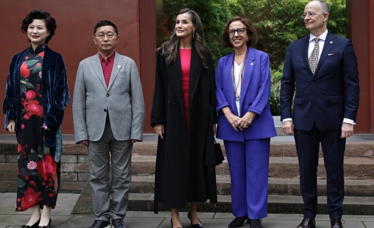 Letizia homenajea a Machado entre bambúes en el corazón cultural de Sichuan