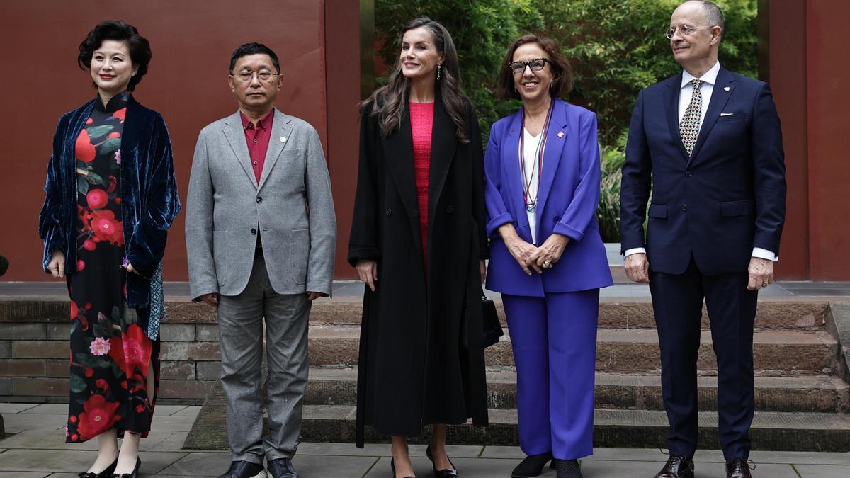 Letizia homenajea a Machado entre bambúes en el corazón cultural de Sichuan