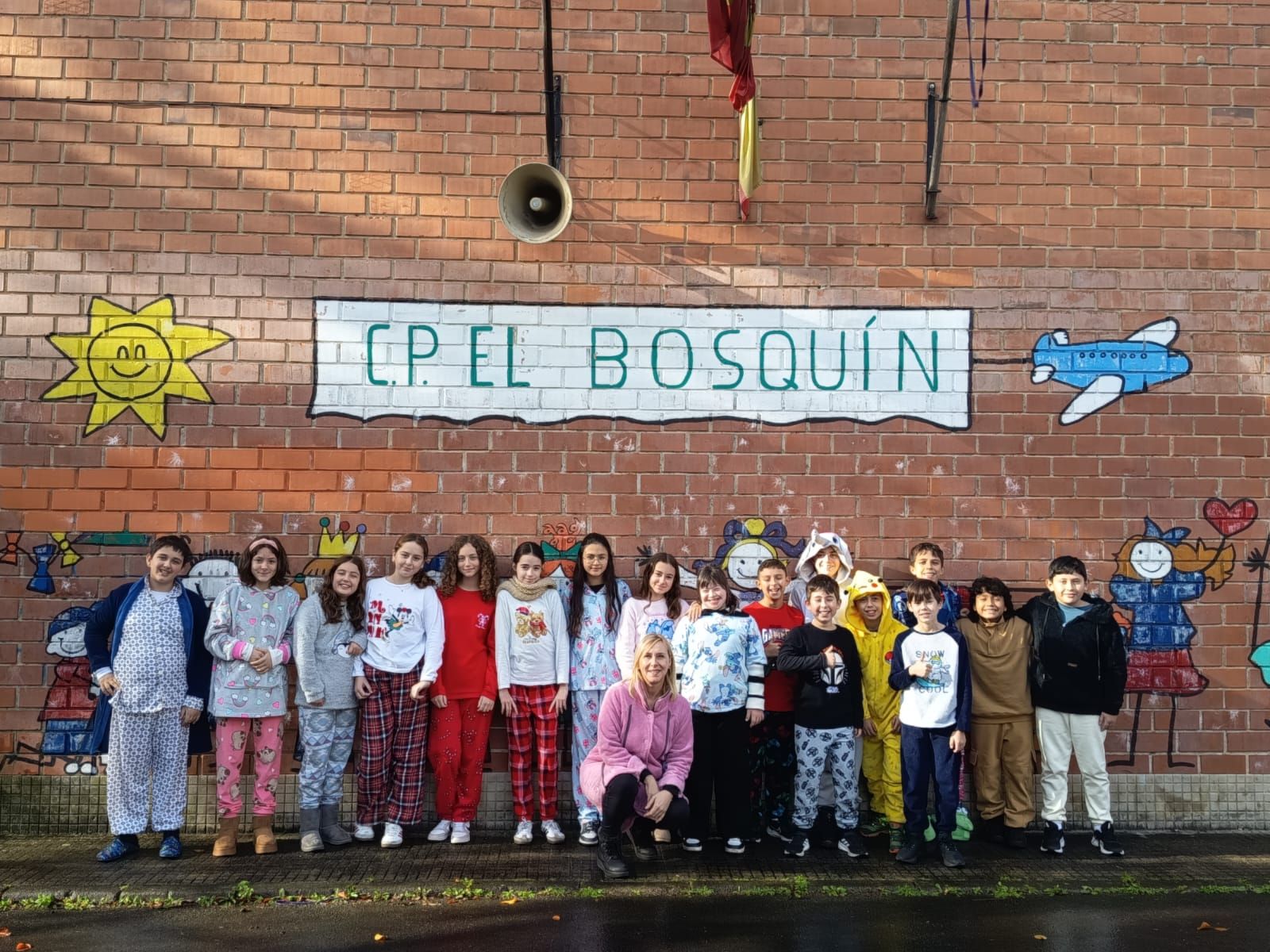 Los alumnos del colegio El Bosquín van al colegio en pijama