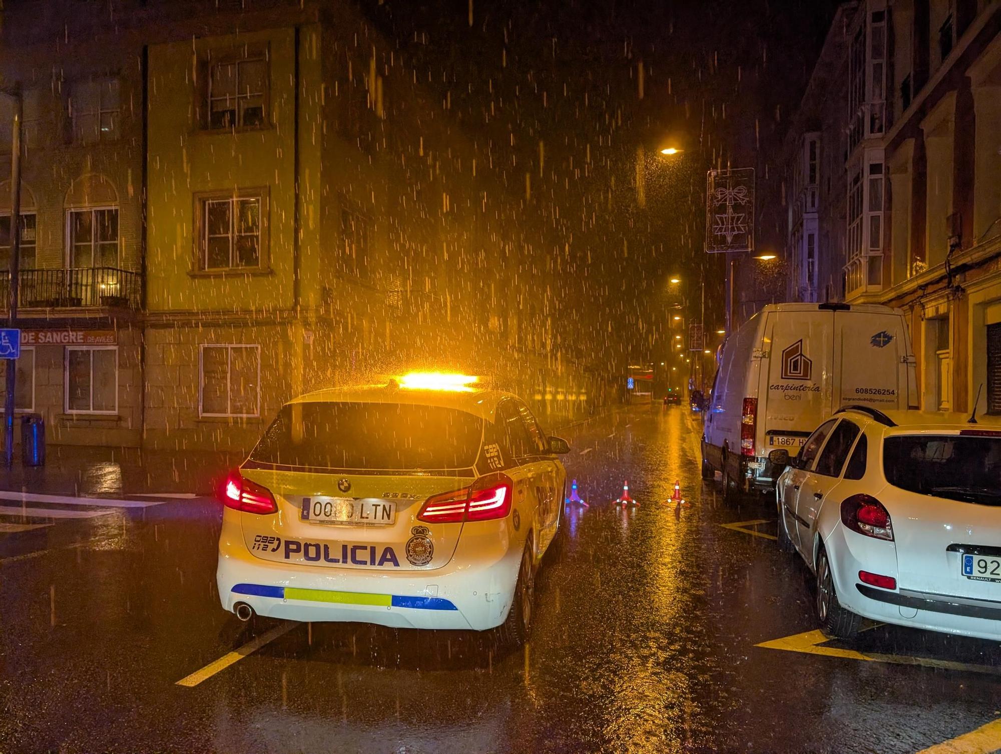 En imágenes: Locales inundados, contenedores flotantes y calles cerradas por las intensas lluvias en Avilés