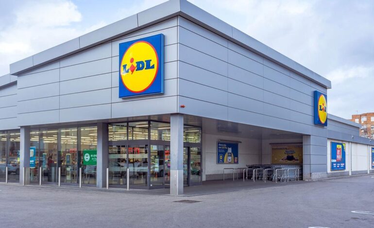 Colas en Lidl para hacerse con el aparato de aire portátil low cost que sustituye a la plancha de ropa para siempre
