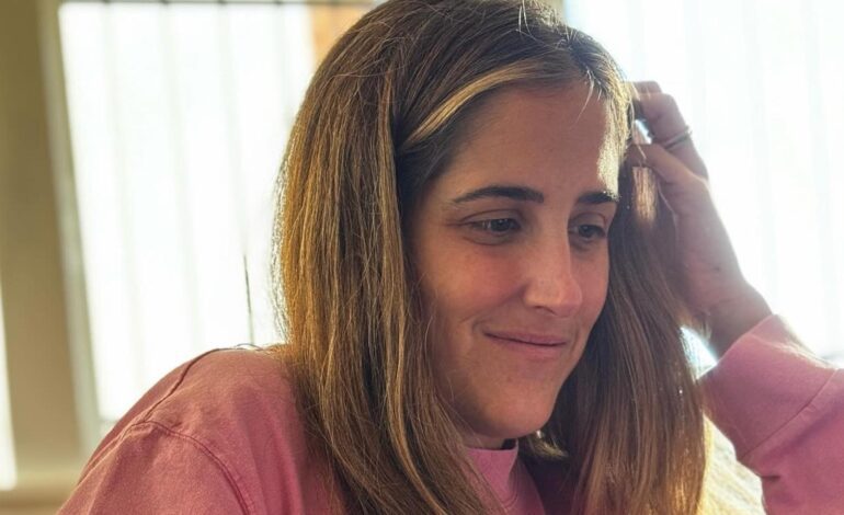 Imágenes del día: el emotivo homenaje de Icíar, la hija mayor de Emilio Aragón, a su abuelo Miliki en una fecha doblemente especial