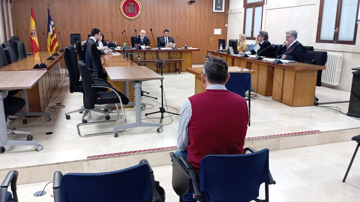 MALLORCA PROFESOR | Condenado un docente de Palma por abusos y comentarios sexuales a tres alumnas: «Si me enseñas cacho, te apruebo»