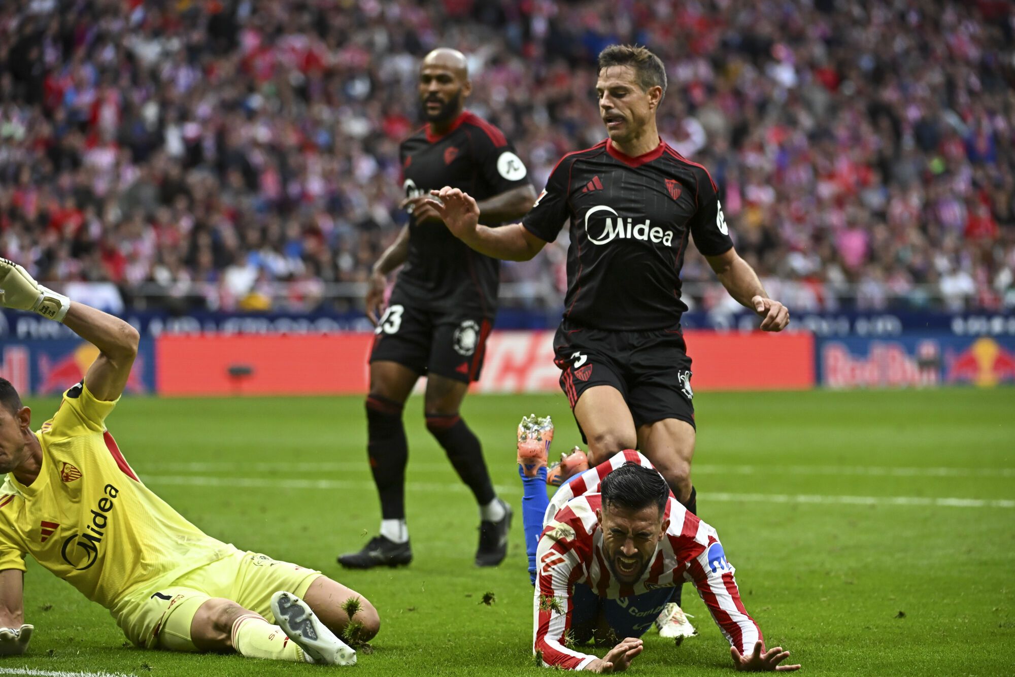 MADRID, 01/11/2025.- El centrocampista argentino del Atlético de Madrid, Nicolás González, cae al suelo durante un partido de LaLiga entre el Atlético de Madrid y el Sevilla, este sábado en el estadio Metropolitano. EFE/Fernando Villar