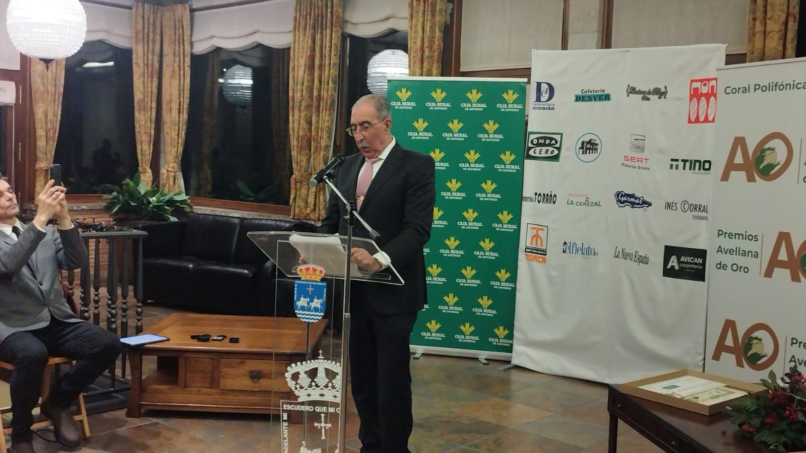 El Coro Polifónico Piloñesa entrega sus premios Avellana de Oro